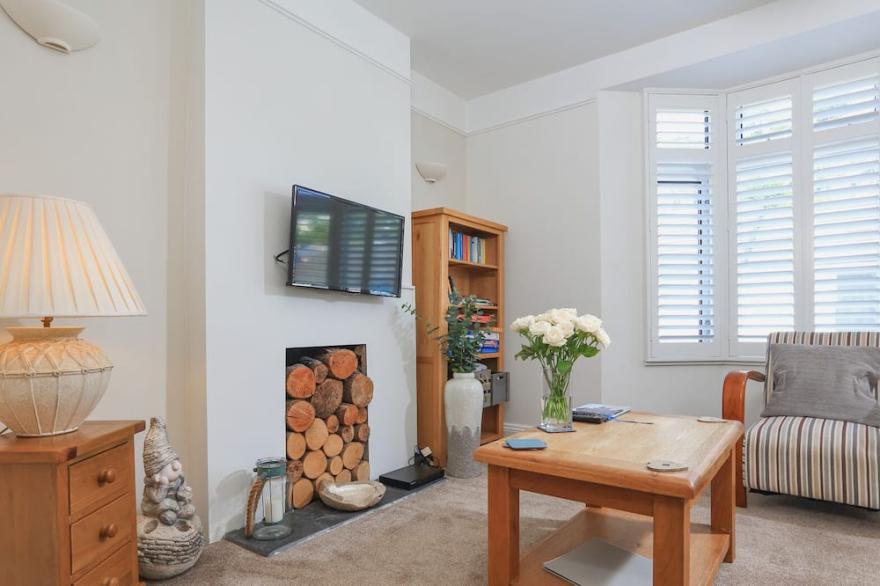 CREW HOUSE, pet friendly, with open fire in Dartmouth