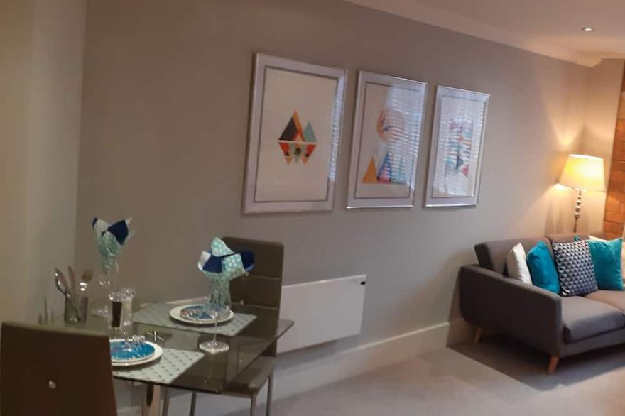 Central Modern Studio. Parking Available