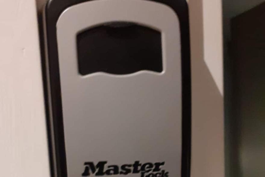 Central Modern Studio. Parking Available