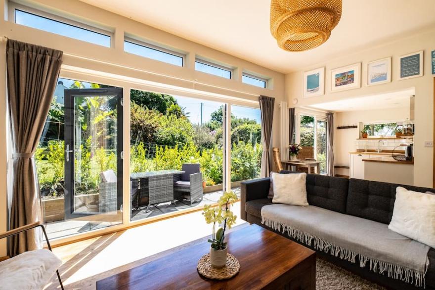 CHI LOWARTH, pet friendly, luxury holiday cottage in Porthleven