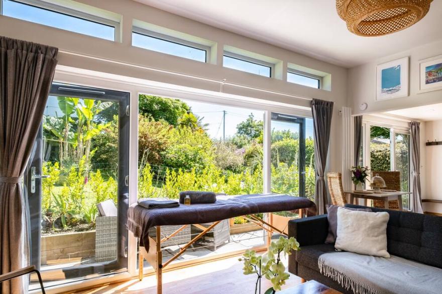 CHI LOWARTH, pet friendly, luxury holiday cottage in Porthleven