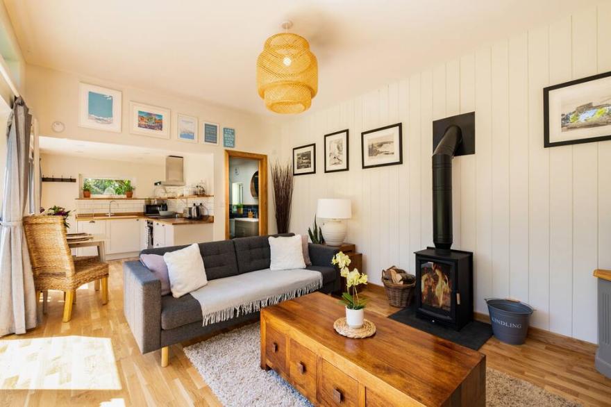 CHI LOWARTH, pet friendly, luxury holiday cottage in Porthleven