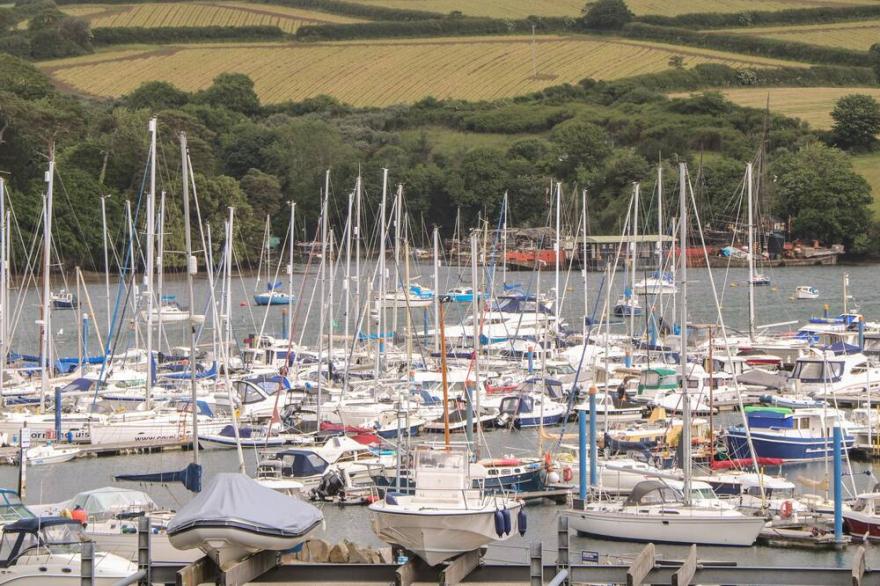 FLAT 6, family friendly, character holiday cottage in Falmouth