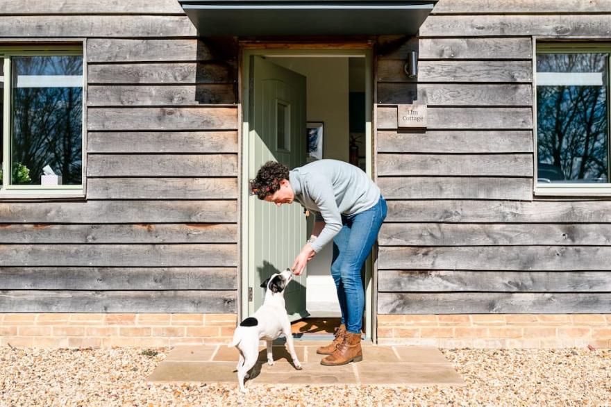 Elm Cottage - Stylish & Sunny Studio Flat with Countryside Views