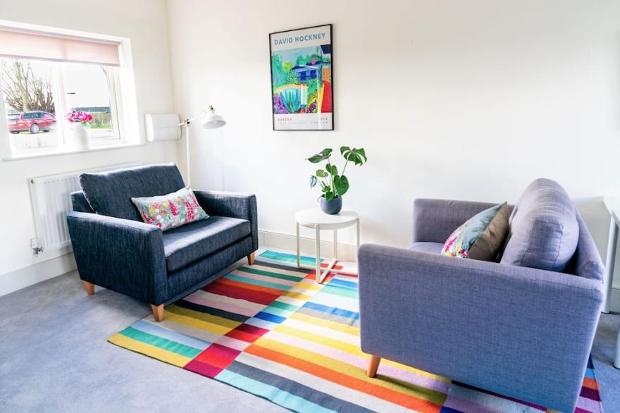 Elm Cottage - Stylish & Sunny Studio Flat with Countryside Views