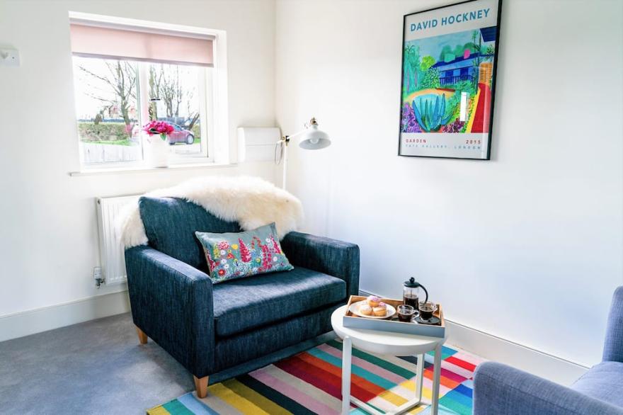 Elm Cottage - Stylish & Sunny Studio Flat with Countryside Views