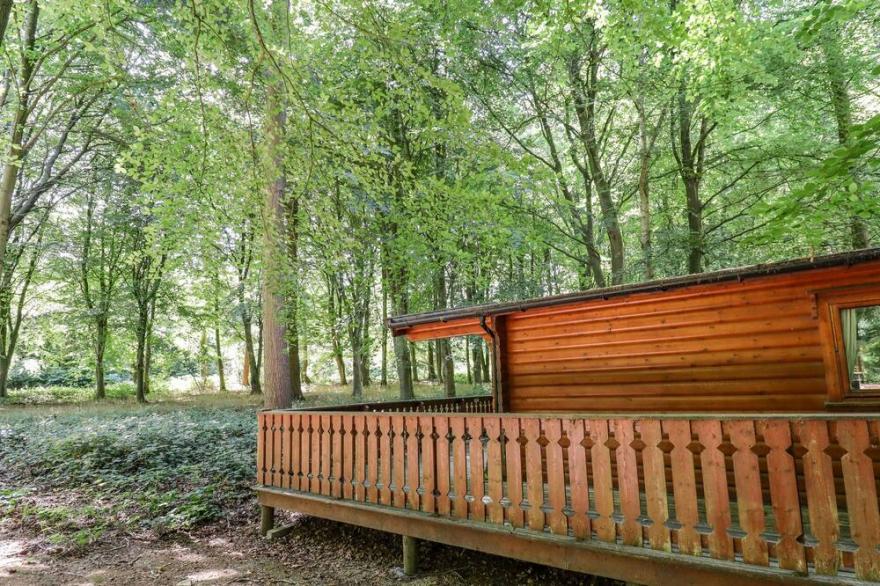 WOODLAND RETREAT, family friendly, with a garden in Louth