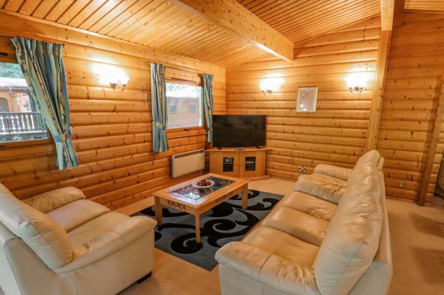 WOODLAND RETREAT, family friendly, with a garden in Louth