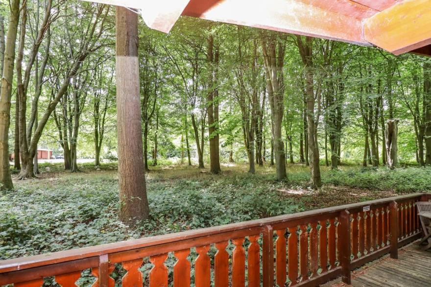 WOODLAND RETREAT, family friendly, with a garden in Louth