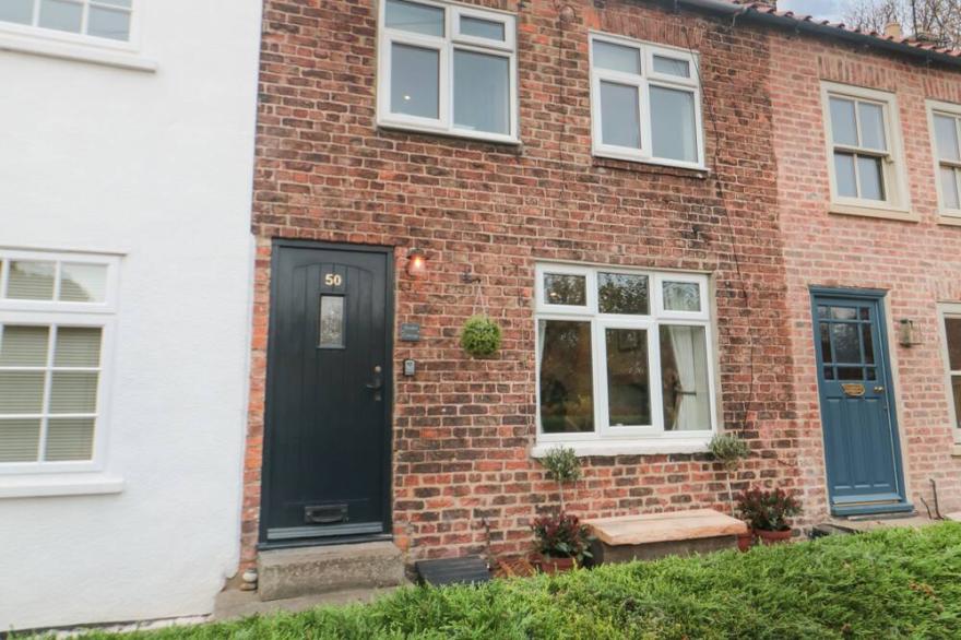 50 NORTH END, pet friendly, with open fire in Hutton Rudby