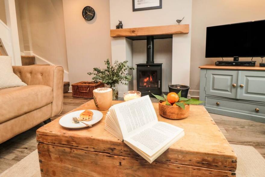 50 NORTH END, pet friendly, with open fire in Hutton Rudby