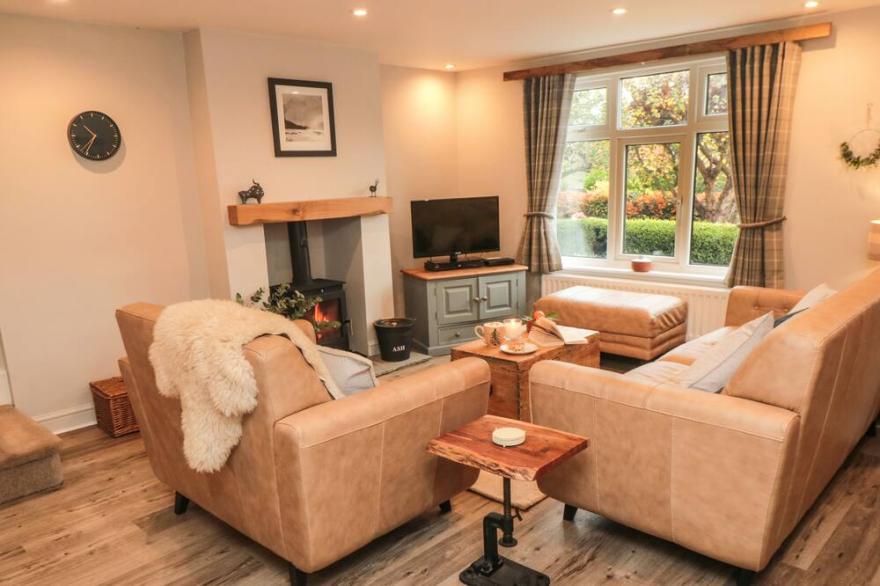 50 NORTH END, pet friendly, with open fire in Hutton Rudby