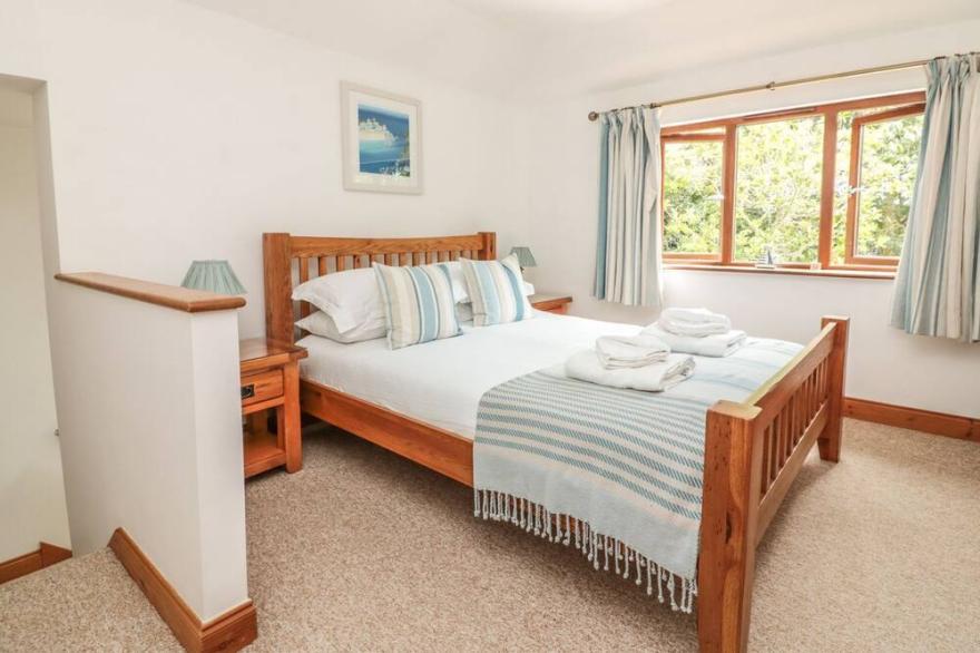 BOSCOVEAN COTTAGE, with a garden in Penzance