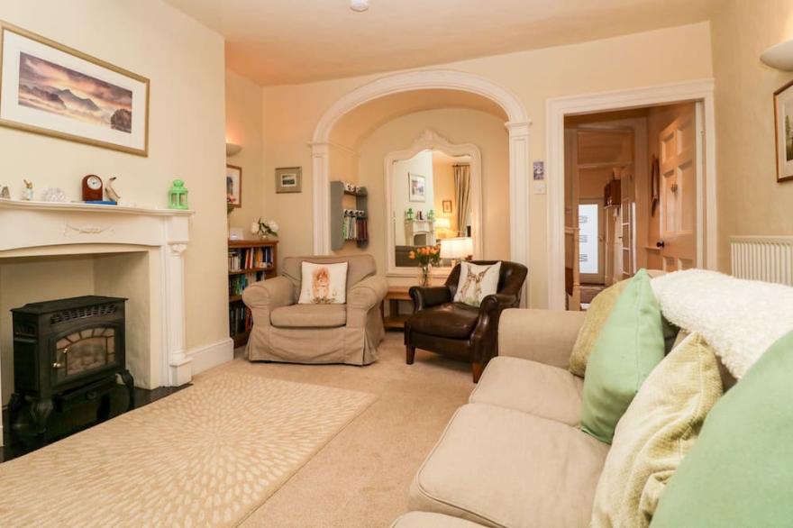 RAPHAEL'S COTTAGE, family friendly, with a garden in Keswick