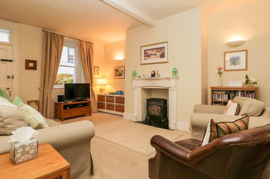 RAPHAEL'S COTTAGE, family friendly, with a garden in Keswick