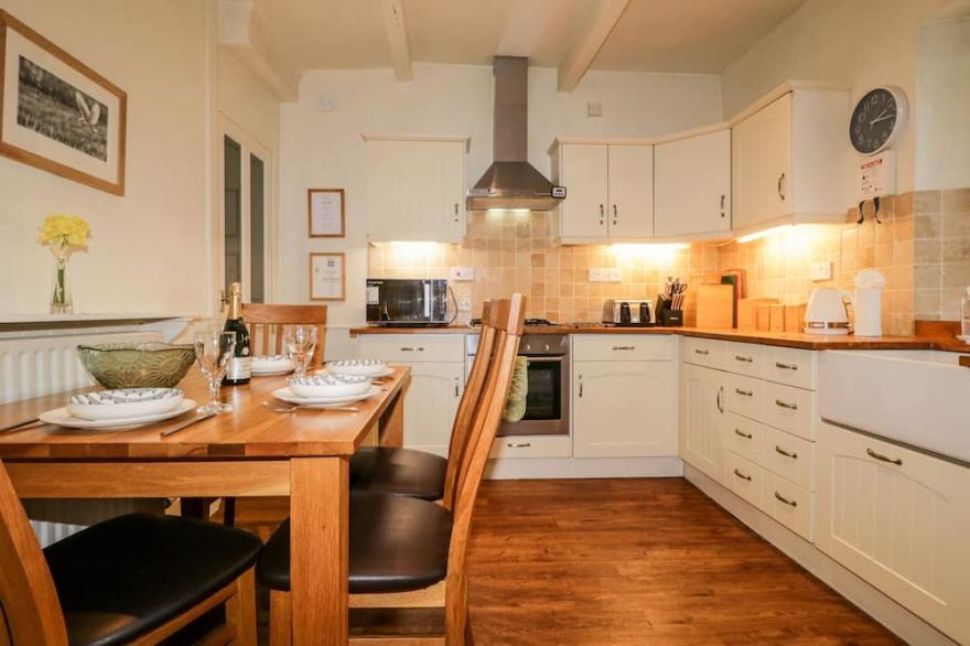 RAPHAEL'S COTTAGE, family friendly, with a garden in Keswick