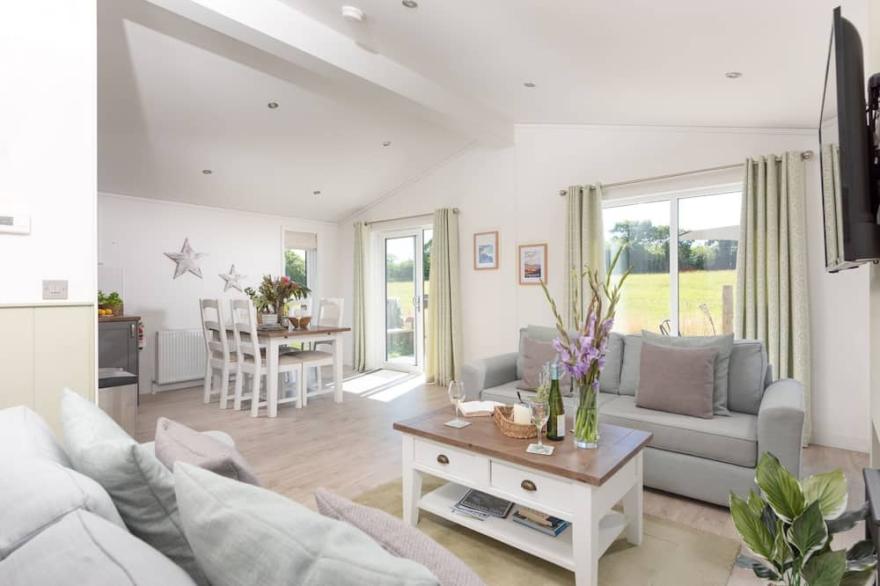 Periwinkle Lodge, 3 Roadford Lake Lodges