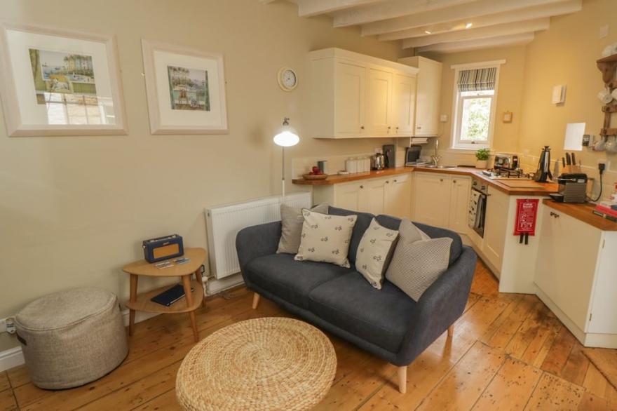 OAKRIDGE COTTAGE, pet friendly, with open fire in Robin Hood's Bay
