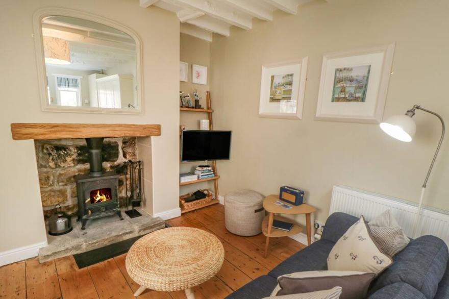 OAKRIDGE COTTAGE, pet friendly, with open fire in Robin Hood's Bay