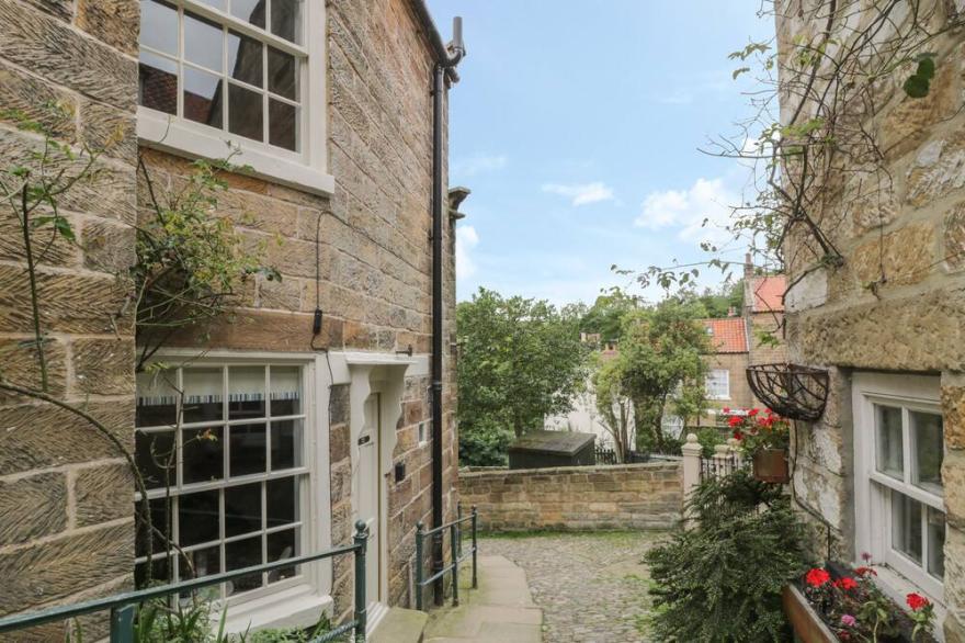 OAKRIDGE COTTAGE, pet friendly, with open fire in Robin Hood's Bay