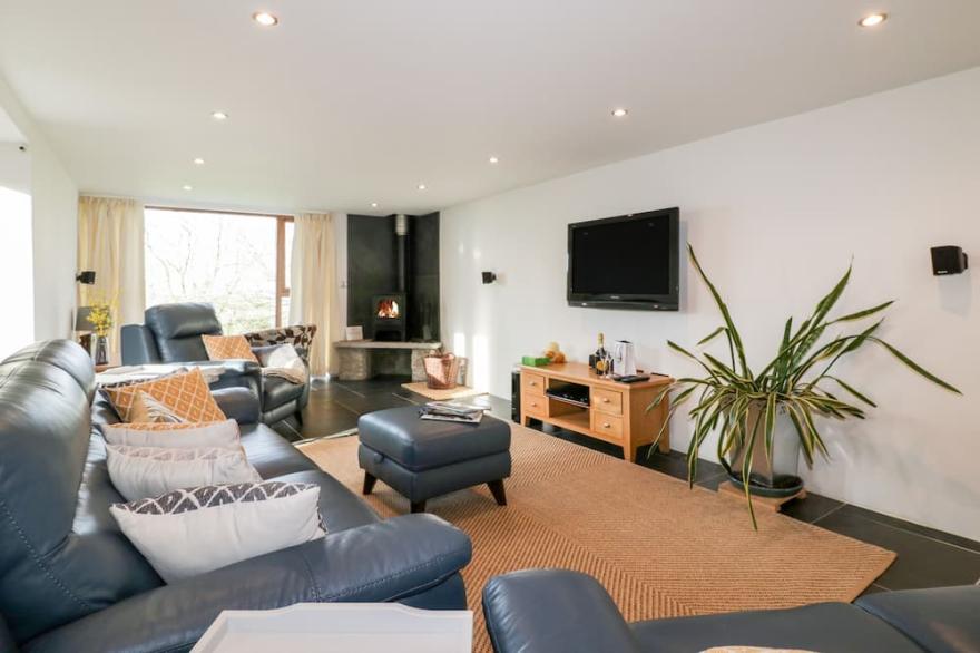 SLEEPY FOX, pet friendly, character holiday cottage in Blisland