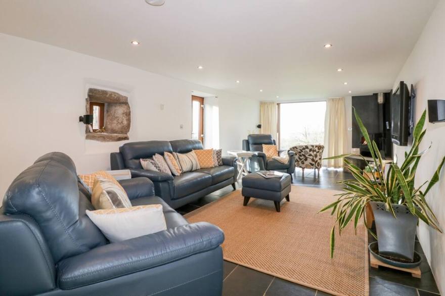 SLEEPY FOX, pet friendly, character holiday cottage in Blisland