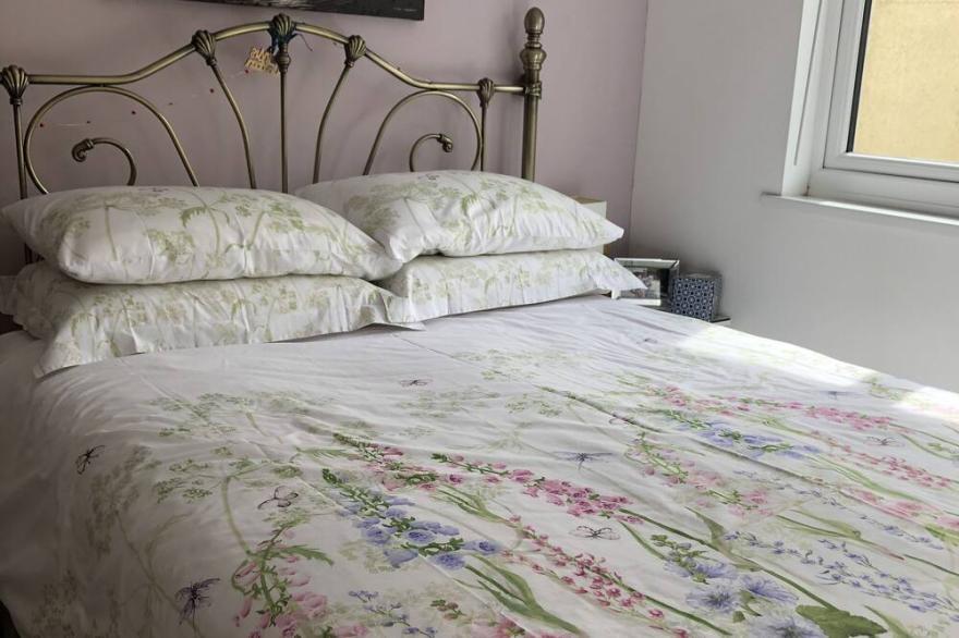 Great central location - 20 mins to coast - perfect for 2/4 people -dogs welcome