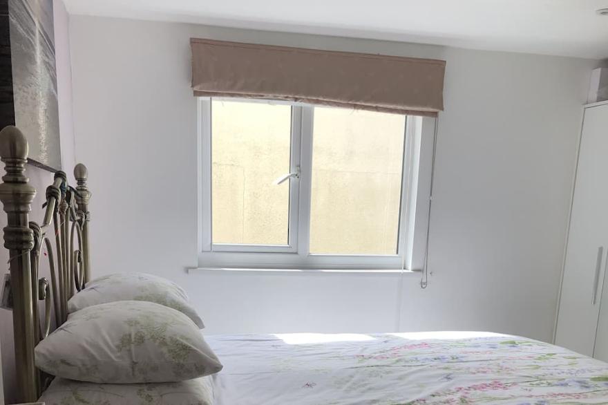 Great central location - 20 mins to coast - perfect for 2/4 people -dogs welcome