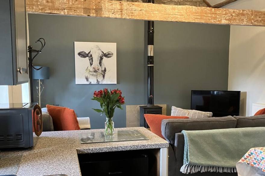 Chicken Coop Cottage- wood-fired hot tub located in the orchard