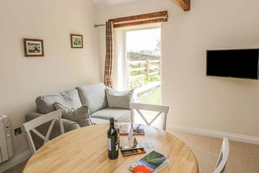 LAKE FARM COTTAGE, with hot tub in Pateley Bridge