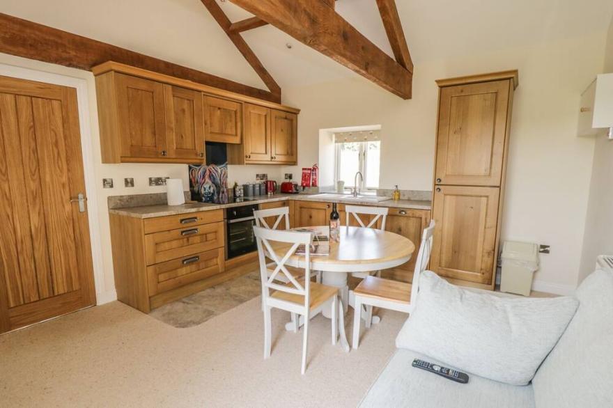 LAKE FARM COTTAGE, with hot tub in Pateley Bridge