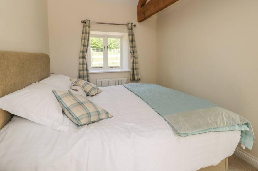 LAKE FARM COTTAGE, with hot tub in Pateley Bridge