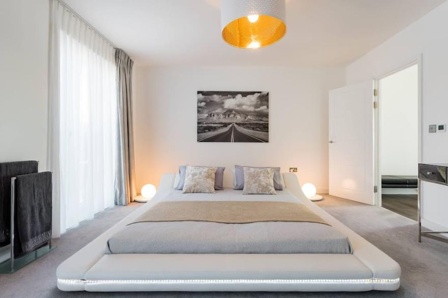 Huge Glamorous Penthouse with Stunning Olympic Park Views