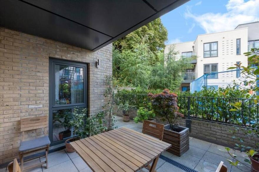 Stylish 2 Bed 2 Bath In Highgate & Free Parking