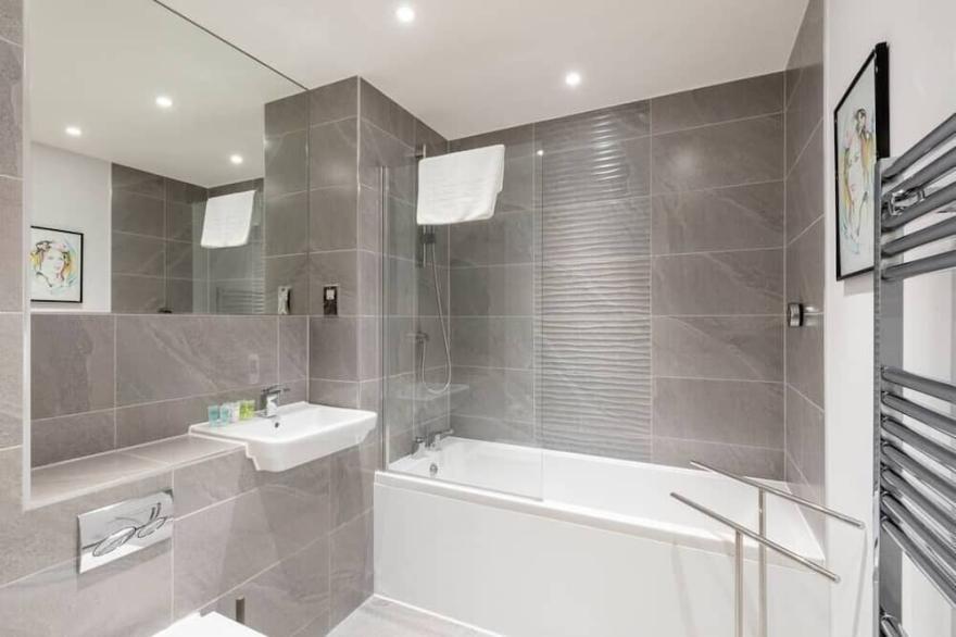 Stylish 2 Bed 2 Bath In Highgate & Free Parking
