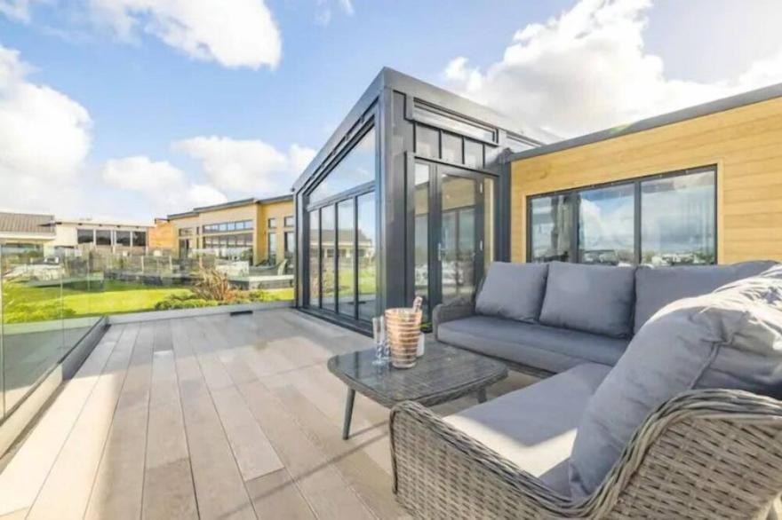 LUXURY LODGE ❤ HOT TUB & STUNNING MARINA VIEWS ❤