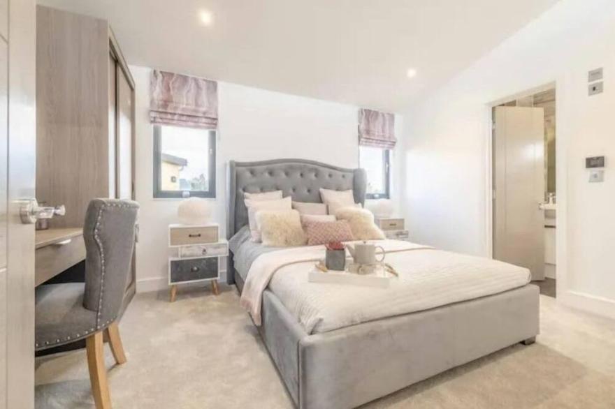 LUXURY LODGE ❤ HOT TUB & STUNNING MARINA VIEWS ❤