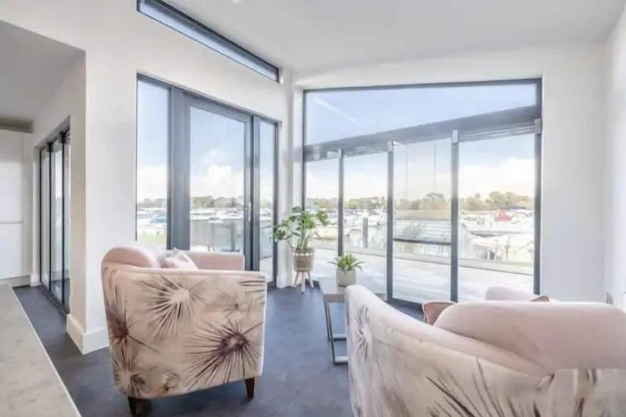 LUXURY LODGE ❤ HOT TUB & STUNNING MARINA VIEWS ❤
