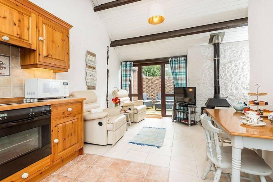 Apple Cottage - with Log Burner, Indoor Pool & Spa Access, Alpacas, Nr Beach