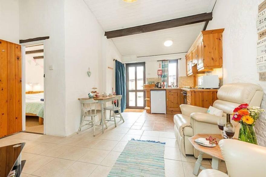 Apple Cottage - with Log Burner, Indoor Pool & Spa Access, Alpacas, Nr Beach