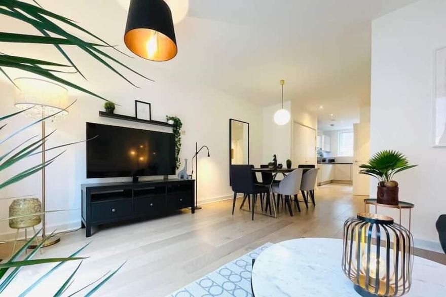 NEW Gorgeous 4BR Town House Inside Olympic Park
