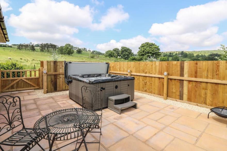 TEGFAN, pet friendly, with hot tub in St Harmon