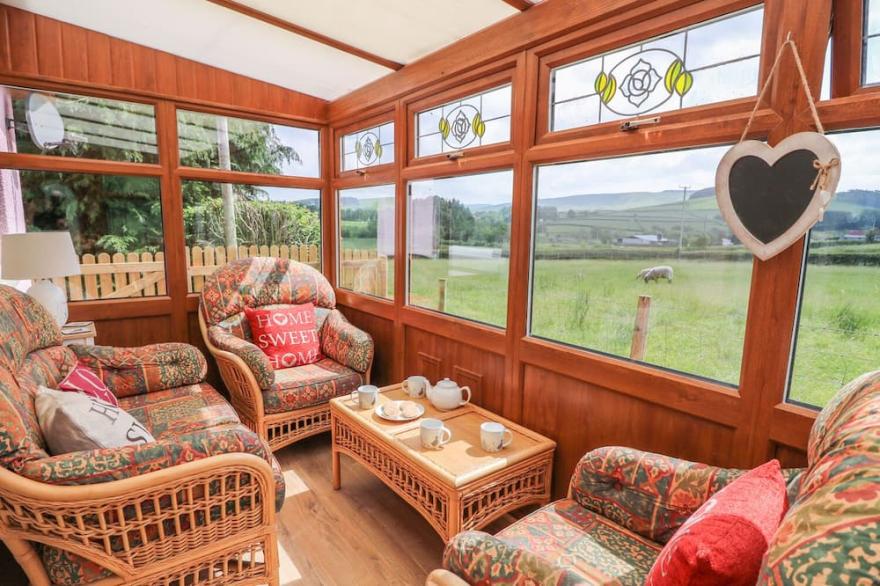 TEGFAN, pet friendly, with hot tub in St Harmon
