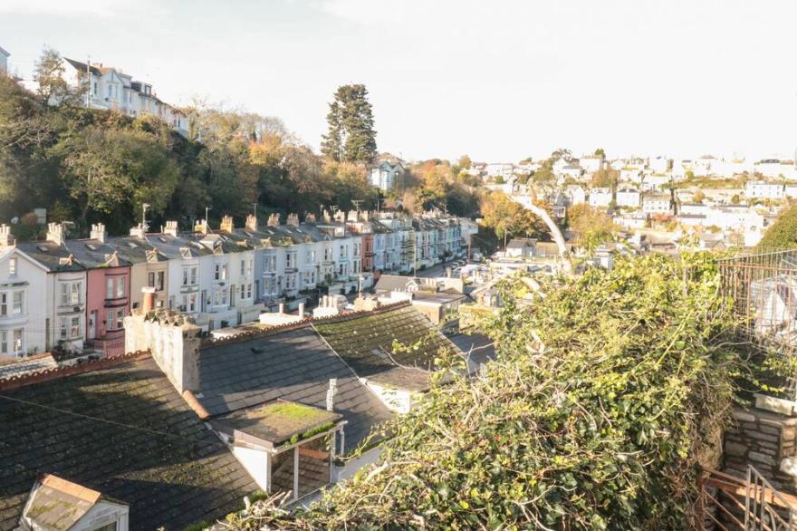 DOLPHIN COTTAGE, family friendly in Brixham