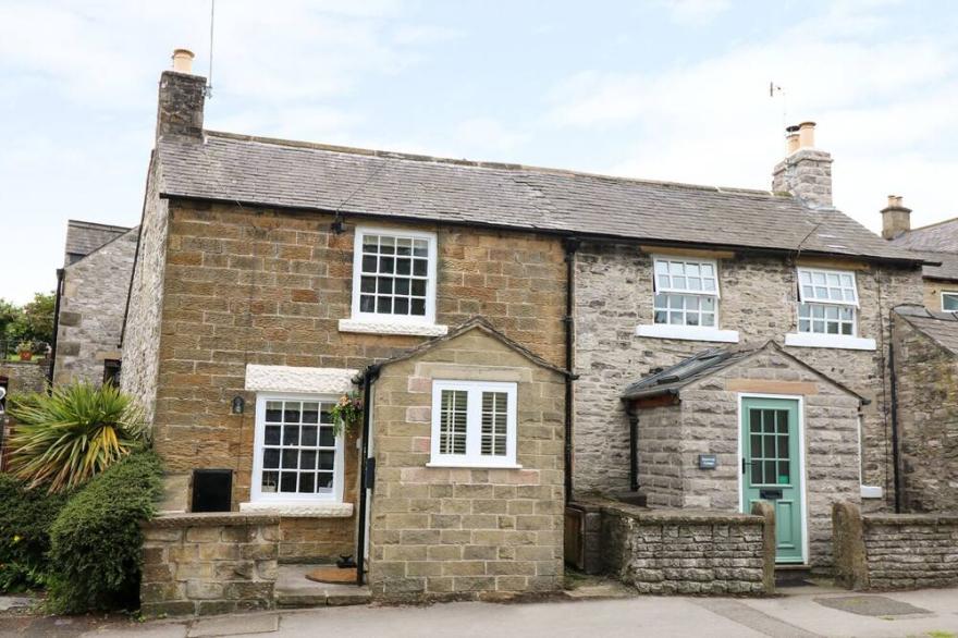 GRITSTONE COTTAGE, pet friendly, with open fire in Bakewell