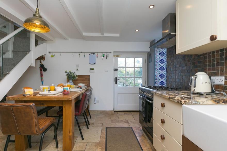 ST IVES VIEW, pet friendly, with a garden in St Ives