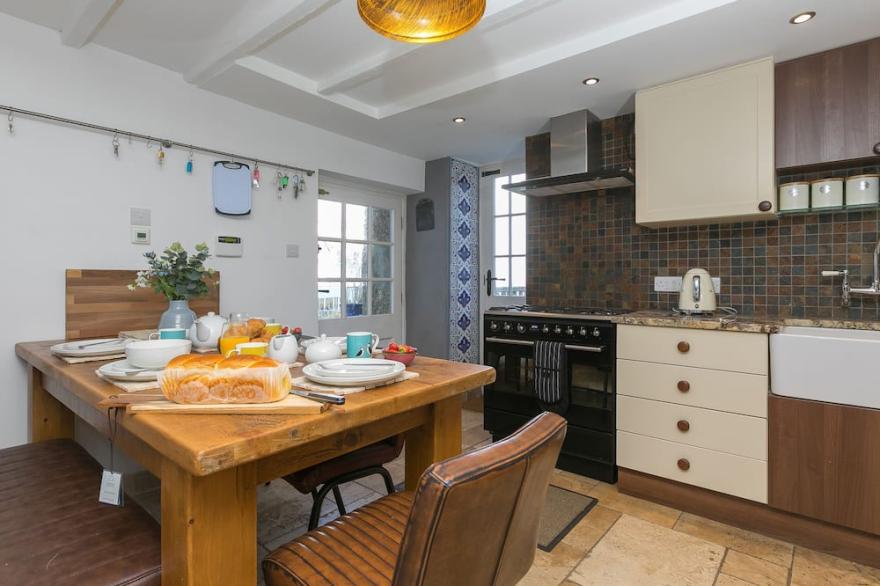 ST IVES VIEW, pet friendly, with a garden in St Ives