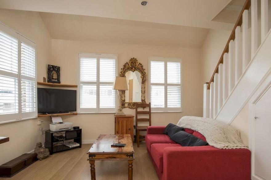 Pass the Keys | Central 6 Sleeper 2 Storey Flat in Windsor