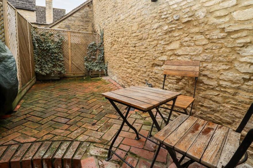 CHINA COTTAGE, pet friendly, character holiday cottage in Charlbury