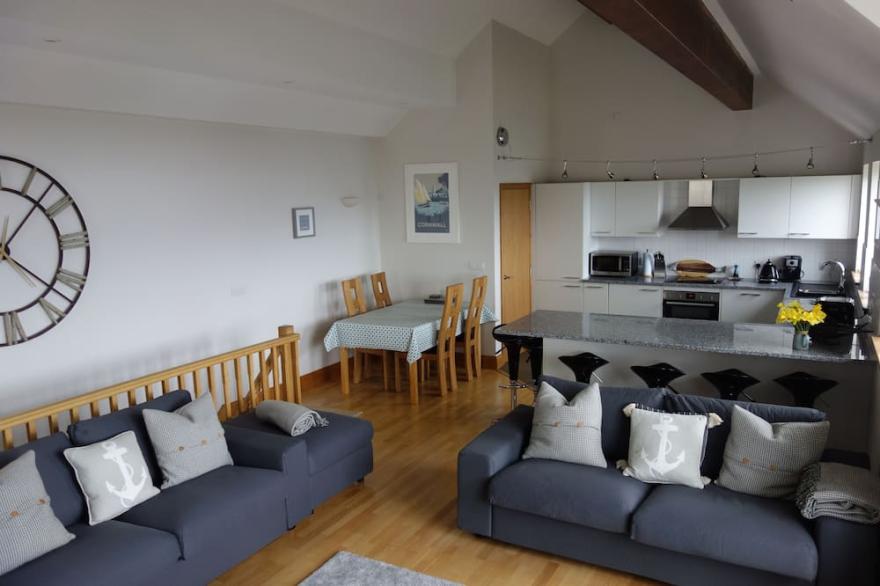 Stunning spacious house incredible views to estuary sleeps 6 pet, near St Mawes
